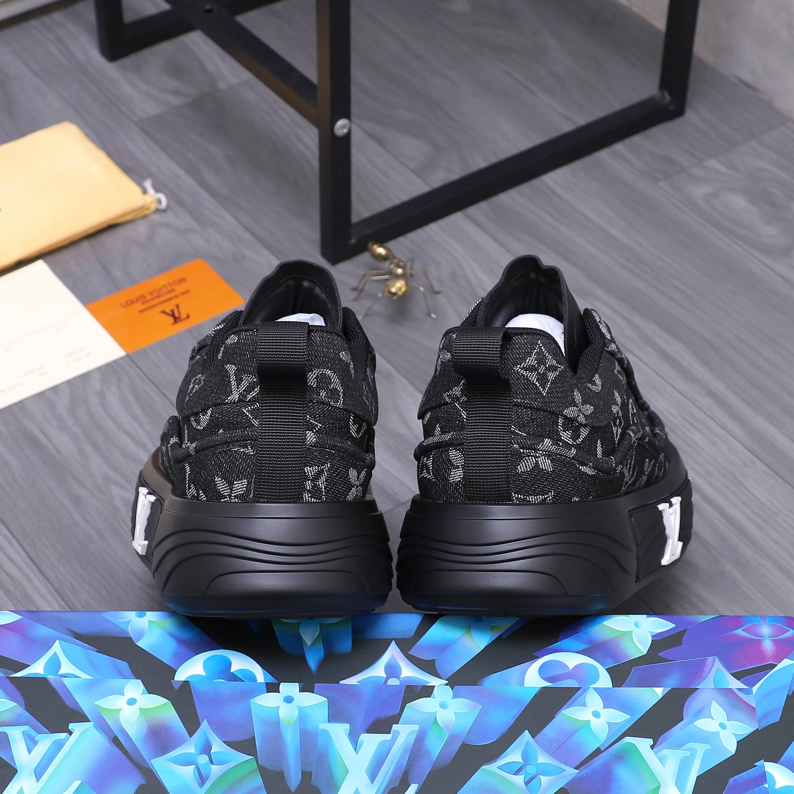 Men's shoes 💰560 Product trademark: LV [Louis Vuitton] casual shoes, regular size. Size: 38-46 (38.45.46 is custom-made and non-returnable) Product materials: Selected breathable denim woven upper, cowhide insole, mesh lining, original outsole